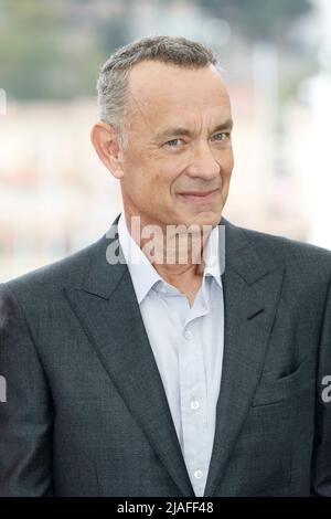 Cannes, Frankreich. 26.. Mai 2022. Tom Hanks posiert beim Fotocall von „Elvis“ während des jährlichen Filmfestivals von Cannes 75. im Palais des Festivals in Cannes, Frankreich, am 26. Mai 2022. Kredit: dpa/Alamy Live Nachrichten Stockfoto