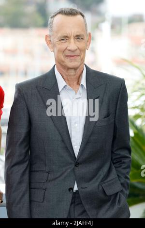 Cannes, Frankreich. 26.. Mai 2022. Tom Hanks posiert beim Fotocall von „Elvis“ während des jährlichen Filmfestivals von Cannes 75. im Palais des Festivals in Cannes, Frankreich, am 26. Mai 2022. Kredit: dpa/Alamy Live Nachrichten Stockfoto