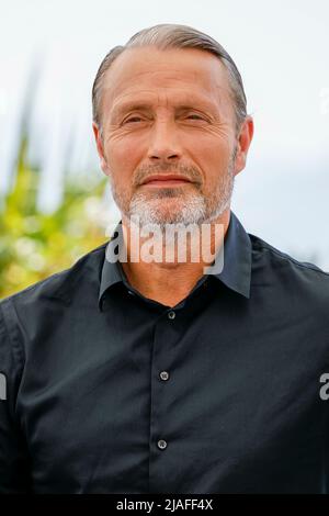 Cannes, Frankreich. 26.. Mai 2022. Mads Mikkelsen posiert beim Fotofilm „Rendez-Vous mit Mads Mikkelsen“ während der jährlichen Filmfestspiele von Cannes 75. im Palais des Festivals in Cannes, Frankreich, am 26. Mai 2022. Kredit: dpa/Alamy Live Nachrichten Stockfoto