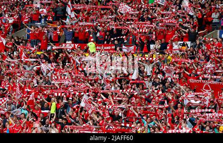 LONDON, ENGLAND - 29. MAI: Nottingham Forest Fansduring Championship Play -Off Finale zwischen Huddersfield Town und Nottingham Forest im Wembley Stadium Stockfoto