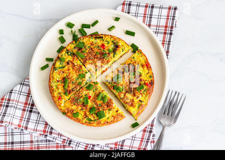 Frittata aus Eiern in einem weißen Teller Top Down Foto Stockfoto