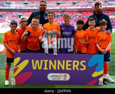 LONDON, ENGLAND - MAI 29: Sacred Heart School aus Luton gewinnt das utilita Kids Cup Finale 2022 während des Championship Play-Off Finals zwischen Huddersfield Stockfoto