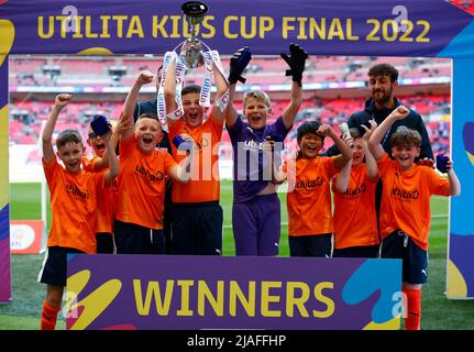 LONDON, ENGLAND - MAI 29: Sacred Heart School aus Luton gewinnt das utilita Kids Cup Finale 2022 während des Championship Play-Off Finals zwischen Huddersfield Stockfoto