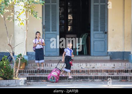 Luang Prabang, Laos - 17. November 2017: Schulkinder an der örtlichen Grundschule in Luang Prabang, Laos. Stockfoto