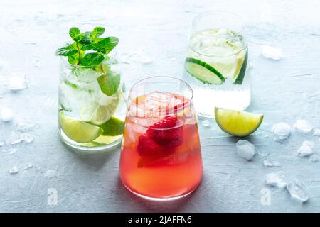 Sommercocktails. Kalte Getränke mit frischem Obst. Gesunde Mocktails. Gläser Limonade mit Eis Stockfoto