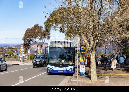 Echo Point Katoomba in den Blue Mountains und Tour Explorer Bus sammeln Passagiere an der Bushaltestelle, Blue Mountains, NSW, Australien Stockfoto