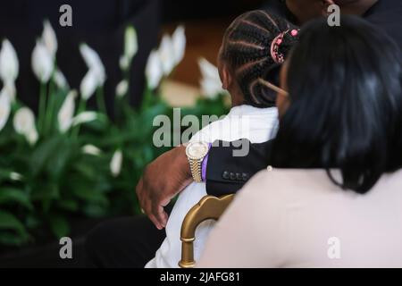 George Floyds Bruder, Philonise Floyd, legt seinen Arm um George Floyds Tochter Gianna Floyd, während sie Präsident Joe Biden bei einer Veranstaltung im East Room des Weißen Hauses in Washington bei der Unterschrift eines historischen Exekutivbetrages zusehen, wie er die effektive, rechenschaftspflichtige Polizeiarbeit vorantreiben und die öffentliche Sicherheit stärken soll. DC am 25. Mai 2022. Quelle: Oliver Contreras/Pool via CNP Stockfoto