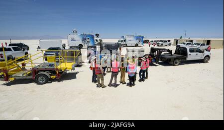 New Mexico. 25.. Mai 2022. NASA- und Boeing-Teams bereiten sich auf die Landung der Boeings CST-100 Starliner-Sonde auf der White Sands Missile Ranges Space Harbor, Mittwoch, 25. Mai 2022, in New Mexico vor. Boeings Orbital Flight Test-2 (OFT-2) ist Starliners zweite unbemundete Flugprüfung zur Internationalen Raumstation als Teil des NASA Commercial Crew Programms. OFT-2 dient als durchgängiger Test der Systemfunktionen. Obligatorische Gutschrift: Bill Ingalls/NASA über CNP/dpa/Alamy Live News Stockfoto