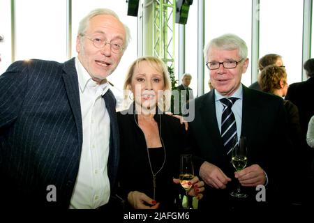 Düsseldorf, Deutschland. 26. April 2012. ARCHIVFOTO: Hildegard KREKEL wäre am 2. Juni 2022 70 Jahre alt gewesen, von links Joachim Hermann LUGER, Schauspieler, Hildegard KREKEL, Schauspielerin, Reinhard RAUBALL, Präsident von Borussia Dortmund, am 26. April 2012 in Köln, Quelle: dpa/Alamy Live News Stockfoto