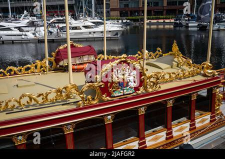 Gloriana, die Rowbarge der Queen, liegt in den St. Katharine Docks in der Nähe der Tower Bridge in London. Stockfoto