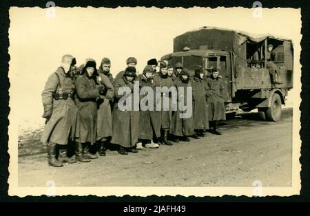 Europa, Ukraine, 2. Weltkrieg, deutsche Soldaten, von Stalino über Artemowsk nach Charkow , das Tauwetter ist da, fotografiert von dem Pionier Bruno Feltz / Europa, Ukraine, 2. Weltkrieg , Deutsche Soldaten, auf seinem Weg von Stalino und Artemowsk nach Charkiw ist das Tauwetter angekommen, Fotograf der Pionier Bruno Feltz. Stockfoto