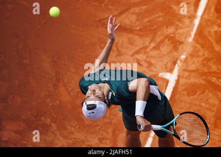 BARCELONA - APR 22: Lorenzo Musetti in Aktion während des Barcelona Open Banc Sabadell Tennisturniers im Real Club De Tenis Barcelona am 22. April 2 Stockfoto