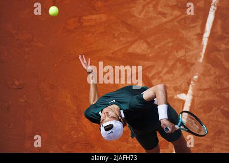 BARCELONA - APR 22: Lorenzo Musetti in Aktion während des Barcelona Open Banc Sabadell Tennisturniers im Real Club De Tenis Barcelona am 22. April 2 Stockfoto