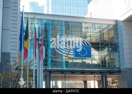 Brüssel, Belgien - 17. Nov 2019: Gebäude des Europäischen Parlaments in Brüssel. Emblem der Flaggen der EU und der EU-Länder. Stockfoto