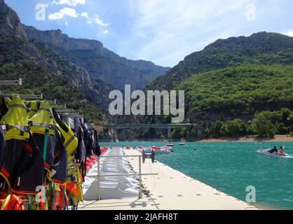 Verleih von Tretbooten und Schwimmwesten am See von Sainte-Croix. Es ist Teil des türkisfarbenen Wassers der Verdon-Schlucht in der Provence, Frankreich Stockfoto