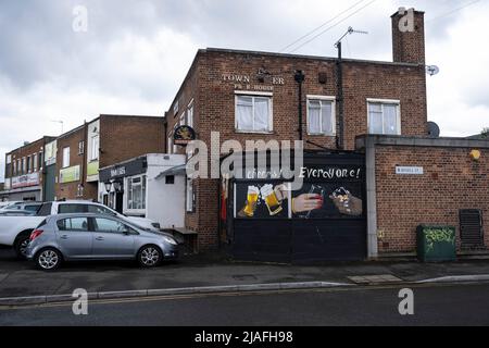 The Town Crier Pub mit einem Begrüßungsschild auf der Außenseite, auf dem zwei Biergläser zusammen in Deritend am 4.. Mai 2022 in Birmingham, Großbritannien, abgebildet sind. Stockfoto