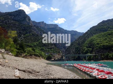 Bootsverleih auf dem See von Sainte-Croix. Es ist Teil des türkisfarbenen Wassers der Verdon-Schlucht in der Provence, Frankreich Stockfoto