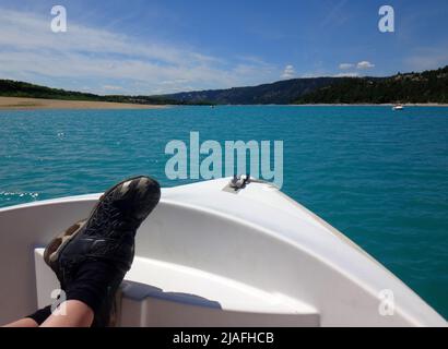 Der Bug eines gemieteten weißen Bootes auf dem türkisfarbenen Wasser der Verdon Gorge. Dies ist eine Flussschlucht in der Provence-Alpes-Côte d'Azur Stockfoto