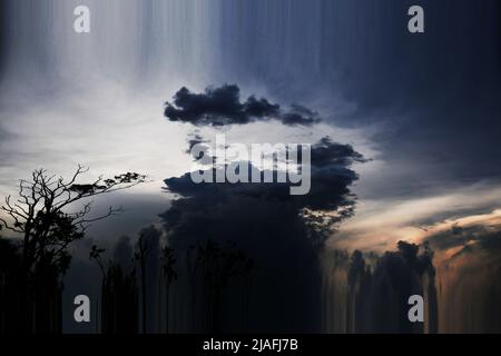 DAS UMGEKEHRTE AUGE: Ein kreativer Geist, der sich einer bedrohlichen Schurkensturmwolke am Abendhimmel nachstellt. Stockfoto