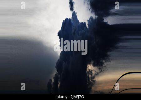 DAS UMGEKEHRTE AUGE: Ein kreativer Geist, der sich einer bedrohlichen Schurkensturmwolke am Abendhimmel nachstellt. Stockfoto