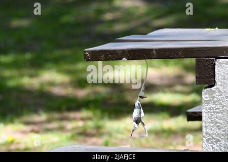 HENKER: Eine Figur, die aus Papier erschaffen wurde, baumelt am Hals von einem Picknicktisch, der das Hängen eines Mannes im Menlo Park in Edison, New Jersey, simuliert. Stockfoto