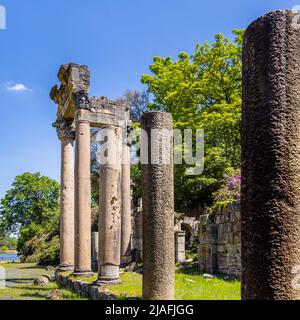 Die Ruinen, eine georgische Anordnung von umgesiedelten Leptis Magna römischen Säulen, Mauerwerk und Ruinen aus Libyen, Virginia Water, Windsor Great Park, Surrey Stockfoto