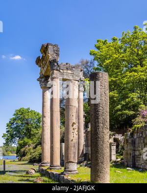 Die Ruinen, eine georgische Anordnung von umgesiedelten Leptis Magna römischen Säulen, Mauerwerk und Ruinen aus Libyen, Virginia Water, Windsor Great Park, Surrey Stockfoto