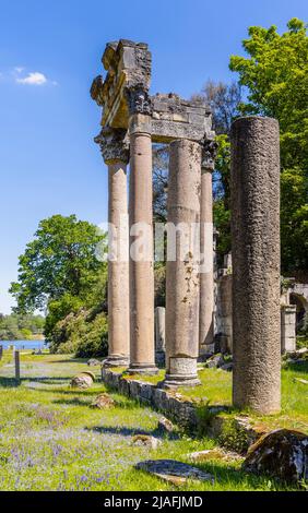 Die Ruinen, eine georgische Anordnung von umgesiedelten Leptis Magna römischen Säulen, Mauerwerk und Ruinen aus Libyen, Virginia Water, Windsor Great Park, Surrey Stockfoto