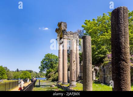 Die Ruinen, eine georgische Anordnung von umgesiedelten Leptis Magna römischen Säulen, Mauerwerk und Ruinen aus Libyen, Virginia Water, Windsor Great Park, Surrey Stockfoto