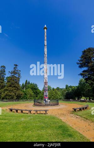 Die verfallene Kronkolonie Totem Pole von British Columbia vor der Restaurierung, Valley Gardens, Virginia Water, Windsor Great Park, Surrey/Bekshire Stockfoto