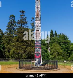 Die verfallene Kronkolonie Totem Pole von British Columbia vor der Restaurierung, Valley Gardens, Virginia Water, Windsor Great Park, Surrey/Bekshire Stockfoto