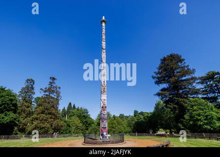 Die verfallene Kronkolonie Totem Pole von British Columbia vor der Restaurierung, Valley Gardens, Virginia Water, Windsor Great Park, Surrey/Bekshire Stockfoto