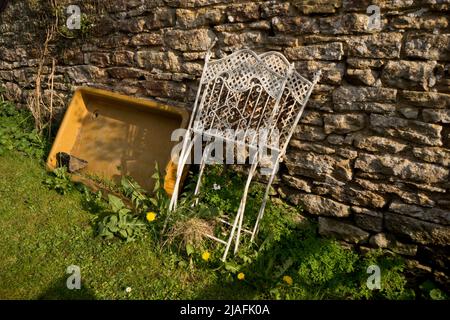AUSGEDIENTE AUSRÜSTUNG AUF FARM, WILTSHIRE, ENGLAND, GROSSBRITANNIEN Stockfoto