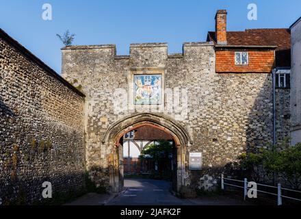 Der Eingang zum Priory Gate und das Wappen in der Dome Alley Into the Inner Close of Cathedral in der Nähe der alten Stadtmauer von Winchester, Hampshire Stockfoto