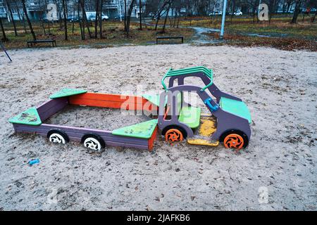 Kinder-Sandkasten in Form eines Autos. Spielplatz in einem Herbstpark ohne Kinder Stockfoto