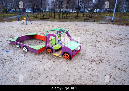 Kinder-Sandkasten in Form eines Autos. Spielplatz in einem Herbstpark ohne Kinder Stockfoto