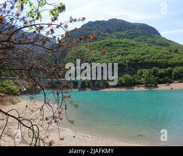 Blick auf die Brücke von Galetas vom Strand am See von Sainte-Croix. Es ist Teil des türkisfarbenen Wassers des Verdon Stockfoto