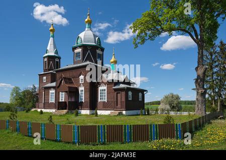 Alte alte hölzerne Kirche St. Georg der Sieger in Slobodka Dorf, Minsk Gebiet, Weißrussland. Stockfoto