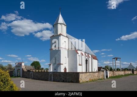 Alte alte katholische Kirche der Himmelfahrt der Jungfrau Maria. Derewnoe, Region Minsk, Weißrussland. Stockfoto