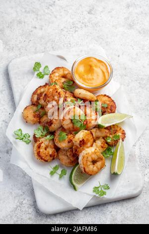 Garnelen Garnelen gebraten mit Zitrone und Knoblauch Stockfoto