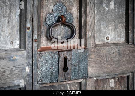 Detail der schweren Kirche Türgriff auf getäfelten alten hölzernen schweren gemaserten Tür Stockfoto