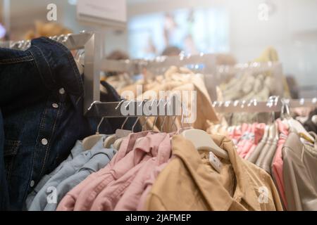 Nahaufnahme von Kleiderbügeln in einem Einkaufszentrum, Geschäft, selektiver Fokus Stockfoto