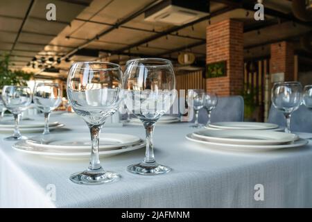 Nahaufnahme leerer Gläser auf dem Tisch in einem Restaurant Stockfoto