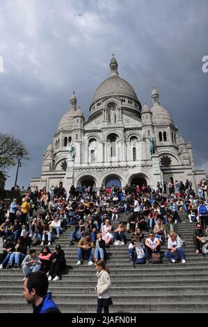 Eine Menge Touristen vor der Sacre Coeur in Paris, Frankreich. Stockfoto