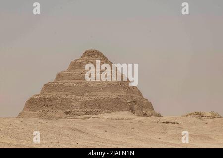 Saqqara, Ägypten. 30.. Mai 2022. Eine allgemeine Ansicht der Stufenpyramide von Djoser, in der Nähe, wo eine neue archäologische Entdeckung von Artefakten aus der späten Periode des alten Ägypten (c.664 BC - 332 BC) auf dem heiligen Tierfriedhof, der innerhalb der Saqqara Nekropole liegt, angekündigt wurde. Die Entdeckung umfasst 150 Bronzestatuen altägyptischer Gottheiten und insgesamt 250 hölzerne Sarkophage mit Mumien, die in einem guten Zustand erhalten sind. Quelle: Mahmoud El-Khawas/dpa/Alamy Live News Stockfoto