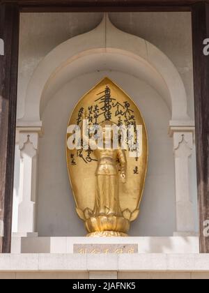 goldbuddha-Skulptur auf der Londoner Friedenspagode, einer buddhistischen Stupa, Battersea Park, neben der Themse in Battersea, Wandsworth, South London, Großbritannien Stockfoto