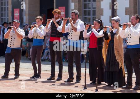 Morlaix, Frankreich - Juli 18 2021: Gruppe bretonischer Musiker in traditionellen Kostümen, die Bomben spielen. Stockfoto