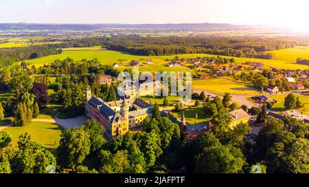 Schloss Sychrov bei Sonnenuntergang von oben Stockfoto