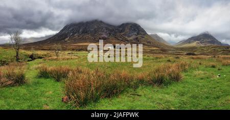 Atemberaubendes Panorama der Berge in Glencoe bei Rain, Schottland Stockfoto