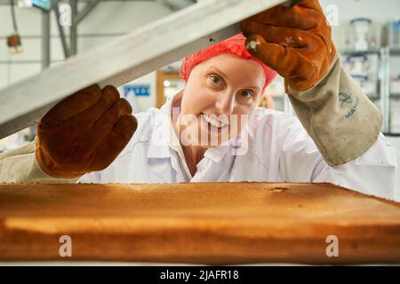 REDAKTIONELLE VERWENDUNG NUR Baker Frances Quinn erstellt ihren Guinness-Weltrekordversuch für den 'größten Jaffa-Kuchen', um McVitie's Hauptsponsor des 15.-jährigen Jubiläums von Britain's Got Talent, London, zu feiern. Bilddatum: Montag, 30. Mai 2022. Stockfoto